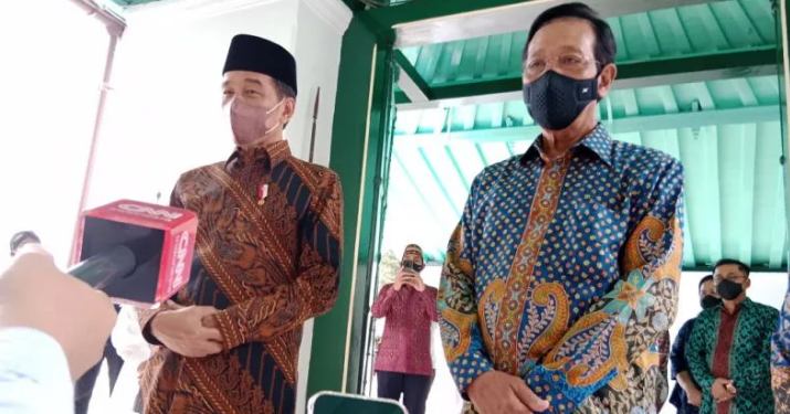 Presiden RI Joko Widodo didampingi Gubernur DIY Sri Sultan Hamengku Buwono X di Keraton Yogyakarta, Senin. (ANT)