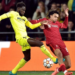 Pemain Liverpool Trent Alexander-Arnold berebut bola dengan pemain Villareal Boulaye Dia di leg kedua semifinal Liga Champions di Estadio de la Ceramica, Villareal, Spanyol, Selasa (3/5/2022) waktu setempat. (ANT/REUTERS/PABLO MORANO)
