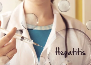 Ilustrasi - Dokter wanita memegang jarum suntik dan menyuntikkan gelembung hepatitis. (ANT/IST)