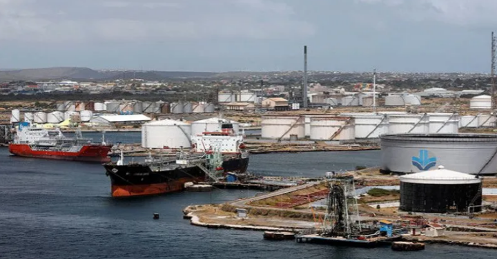 Arsip foto - Kapal tanker minyak mentah merapat di terminal PDVSA Kilang Minyak Isla di Willemstad di pulau Curacao, 22 Februari 2019. (ANT/REUTERS/Henry Romero/pri.)