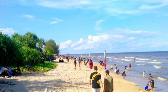 Suasana Pantai Ujung Pandaran ramai dikunjungi wisatawan pada hari kedua Lebaran Idul Fitri 1443 Hijriah, Selasa (3/5/2022) lalu. (ANT/IST)