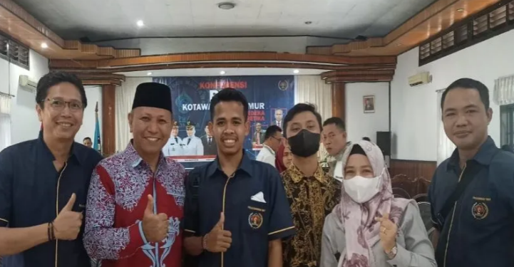 Wakil Ketua I DPRD Kabupaten Kotawaringin Timur Rudianur berfoto bersama sejumlah wartawan di sela Konferensi PWI Kotawaringin Timur, Rabu (18/5/2022). (ANT)
