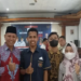 Wakil Ketua I DPRD Kabupaten Kotawaringin Timur Rudianur berfoto bersama sejumlah wartawan di sela Konferensi PWI Kotawaringin Timur, Rabu (18/5/2022). (ANT)