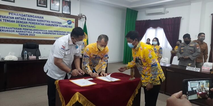Bupati Gunung Mas Jaya S Monong dan Kepala BBNP Kalteng Brigjen Pol Sumirat Dwiyanto menandatangani nota kesepakatan di Kuala Kurun, Kamis (19/5/2022). (MASAPNEWS/GCM)