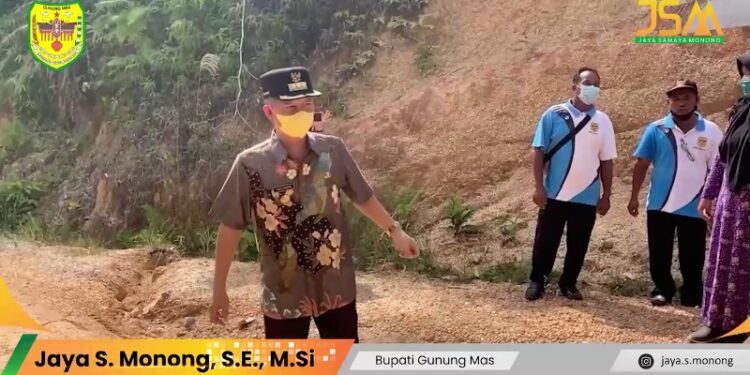 Tangkapan layar - Bupati Gunung Mas Jaya S Monong dan lainnya meninjau jalan lingkungan di Desa Tanjung Karitak Kecamatan Sepang, awal Mei 2022 lalu, pada akun Facebook @Sobat Muda Jaya.