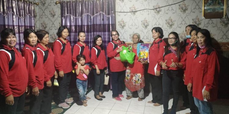 Ketua WHDI Kabupaten Gumas, Apristini Arton S Dohong dan jajaran menyalurkan bingkisan kasih kepada salah satu warga lansia di Kecamatan Kurun, Jumat (13/5/2022). Penyerahan bingkisan kasih dilakukan dalam rangkat memperingati HUT ke-34 WHDI. (Foto : WHDI Kabupaten Gumas)