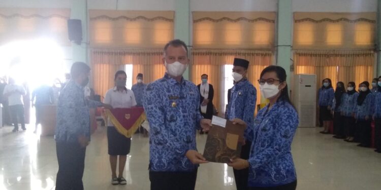 Bupati Gumas Jaya S Monong menyerahkan SK pengangkatan PNS di Kuala Kurun, Selasa (17 Mei 2022). (Foto : Diskominfosantik Kabupaten Gumas)