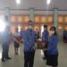 Bupati Gumas Jaya S Monong menyerahkan SK pengangkatan PNS di Kuala Kurun, Selasa (17 Mei 2022). (Foto : Diskominfosantik Kabupaten Gumas)