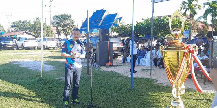 Bupati Gumas Jaya S Monong membuka turnamen sepak bola di Lapangan Isen Mulang Kuala Kurun, Rabu (18/5/2022). (MASAPNEWS/GCM)