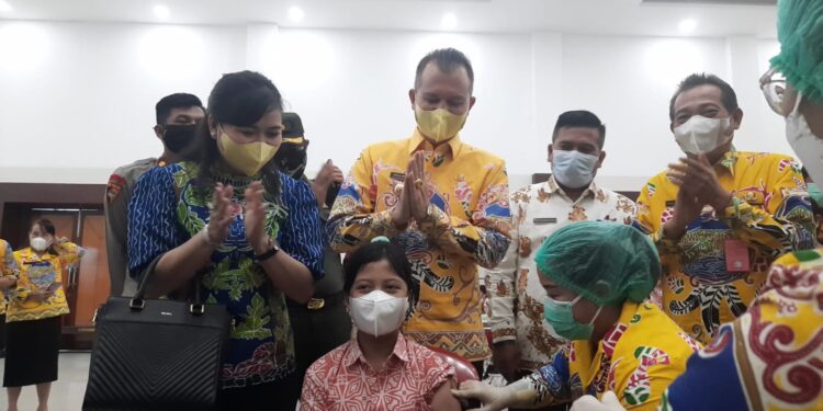 Bupati Gunung Mas Jaya S Monong bersama istri Mimie Mariatie mendampingi buah hati mereka Ester Gloria mengikuti imunisasi pada BIAN di Kuala Kurun, Kamis (19/5/2022). (MASAPNEWS/GCM)