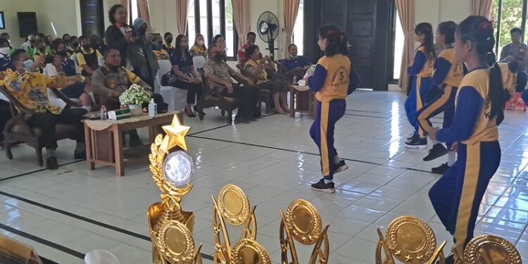 Kapolres Gumas AKBP Irwansah dan lainnya menyaksikan penampilan salah satu peserta lomba S3BAN di Aula Patria Tama, Kamis (23/6/2022). (MASAPNEWS/GCM)