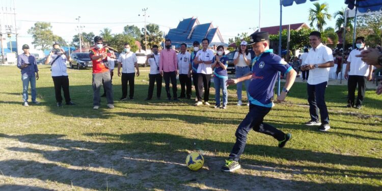 Bupati Gumas Jaya S Monong membuka Bupati Cup Championship yang ditandai dengan tendangan “kick off” di Lapangan Isen Mulang Kuala Kurun, Rabu (18/5/2022). (Foto : Diskominfosantik Kabupaten Gumas)