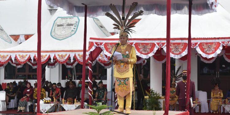 Bupati Gunung Mas Jaya S Monong menyampaikan sambutan saat Upacaara Hari Jadi ke-20 Kabupaten Gunung Mas di Kuala Kurun, Selasa (21/6/2022). (Foto : Diskominfosantik Kabupaten Gunung Mas)