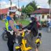 Anggota Satlantas Polres Gumas mengimbau pengguna sepeda listrik yang tidak menggunakan helm agar menggunakan helm saat melintas di jalan umum di Kota Kuala Kurun, awal Juni 2022. (IST)