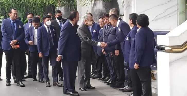 Suasana penyambutan kunjungan Mantan Perdana Menteri Malaysia Mahathir Mohamad ke Kantor DPP NasDem atau NasDem Tower, Jakarta, Jumat (17/6/2022). (ANT)