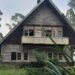 Seorang pengunjung yang sedang duduk di depan objek wisata horor, Rumah Pengabdi Setan yang terletak di lahan milik PTPN VIII, tepatnya di Kampung Kertamanah, Desa Margamukti, Kecamatan Pangalengan, Kabupaten Bandung, Jawa Barat. (ANT/Ajat Sudrajat/am.)