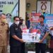 Ketua DPRD Kabupaten Gunung Mas Akerman Sahidar didampingi Bupati Jaya S Monong, Wakil Bupati Efrensia LP Umbing, menyerahkan Kartu Tani secara simbolis kepada petani, di Kuala Kurun, Senin (20/6/2022). (MASAPNEWS/GCM)