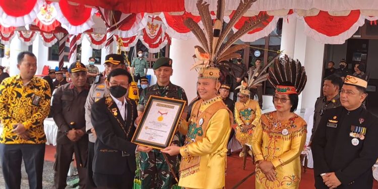 Bupati Gunung Mas Jaya S Monong menerima piagam penghargaan dari Senior Manajer MURI Jusuf Ngandri usai upacara peringatan hari jadi ke-20 Gunung Mas di Kuala Kurun, Selasa (21/6/2022).