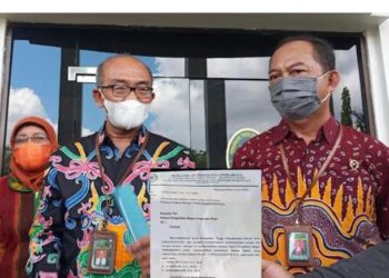 Humas Pengadilan Tinggi Palangka Raya Wahyu Prasetyo Wibowo (tengah) didampingi oleh rekan sejawatnya menjelaskan terkait sikap PT terkait tindakan hakim yang memvonis bebas terduga bandar narkoba di kota setempat, Kamis (2/6/2022). (ANT)