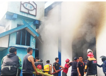 Anggota damkar dari Pemkot Palangka Raya dan swakarsa mengepung dengan menyemprotkan air dibangunan gedung studio TVRI yang terbakar, Rabu (15/6/2022). (ANT)