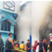 Anggota damkar dari Pemkot Palangka Raya dan swakarsa mengepung dengan menyemprotkan air dibangunan gedung studio TVRI yang terbakar, Rabu (15/6/2022). (ANT)