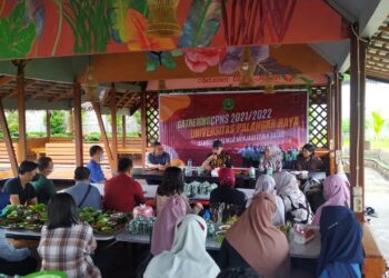 Rektor UPR, Dr. Andrie Elia, SE, MSi, saat menyampaikan arahannya dalam kegiatan Gathering CPNS UPR Angkatan 2021/2022, di jalan Strawberry, Minggu (12/6/2022).