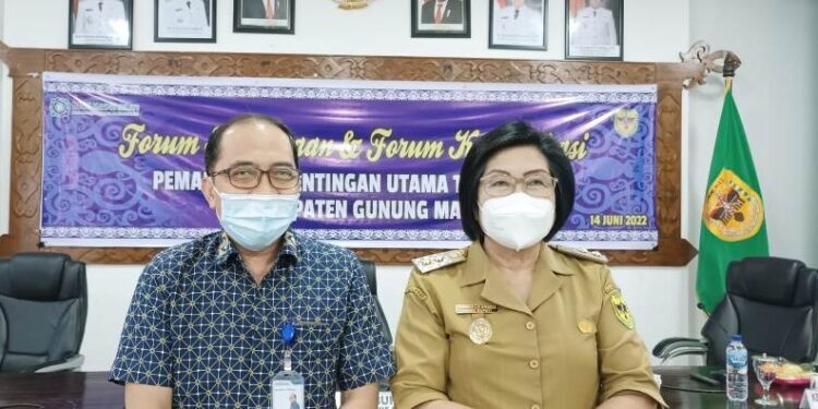 Wakil Bupati Gunung Mas Efrensia LP Umbing dan Kepala BPJS Kesehatan Cabang Palangka Raya Muh Masrur Ridwan berfoto bersama usai rapat terkait JKN KIS di Kuala Kurun, Selasa (14/6/2022). (IST)