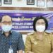 Wakil Bupati Gunung Mas Efrensia LP Umbing dan Kepala BPJS Kesehatan Cabang Palangka Raya Muh Masrur Ridwan berfoto bersama usai rapat terkait JKN KIS di Kuala Kurun, Selasa (14/6/2022). (IST)