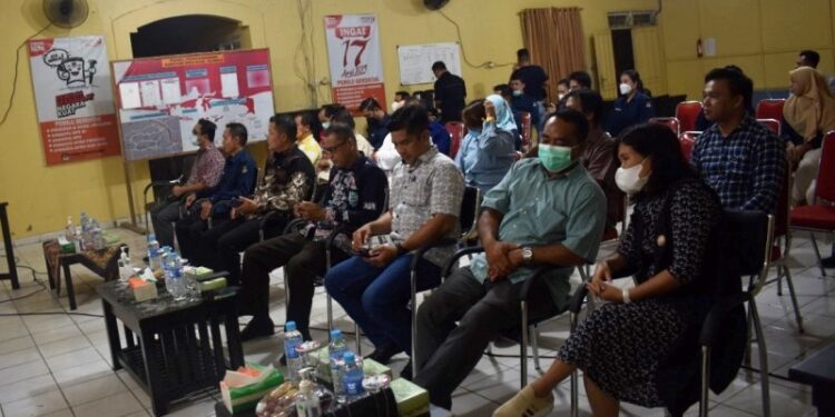 Suasana nonton bareng peluncuran tahapan Pemilu 2024 di kantor KPU Kabupaten Gumas, Selasa (15/6/2022) malam. (Foto : KPU Kabupaten Gumas)