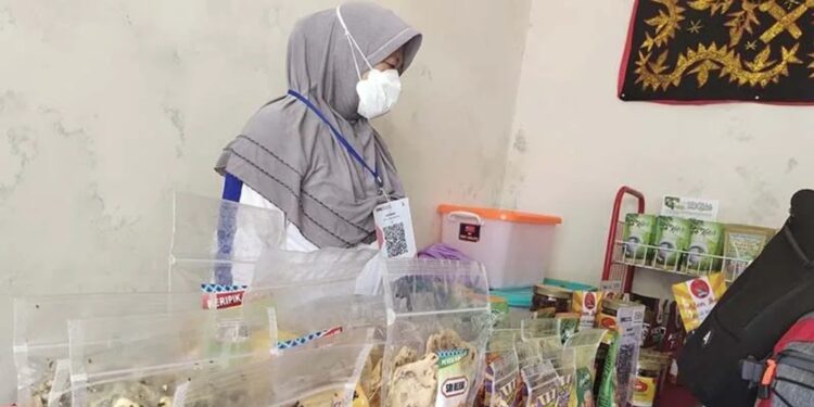 UMKM Pesisir Barat tengah menjajakan produk lokal dalam ajang kejuaraan selancar internasional Krui Pro 2022. Pesisir Barat, Lampung, Minggu (12/6/2022). (MASAPNEWS/ANT)