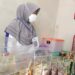 UMKM Pesisir Barat tengah menjajakan produk lokal dalam ajang kejuaraan selancar internasional Krui Pro 2022. Pesisir Barat, Lampung, Minggu (12/6/2022). (MASAPNEWS/ANT)