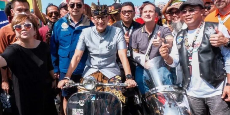 Menteri Pariwisata dan Ekonomi Kreatif RI Sandiaga Salahuddin Uno menghadiri Vespa World Days 2022 di Peninsula Island, Nusa Dua, Bali, Minggu (12/6/2022). (MASAPNEWS/ANT/Kementerian Pariwisata dan Ekonomi Kreatif)