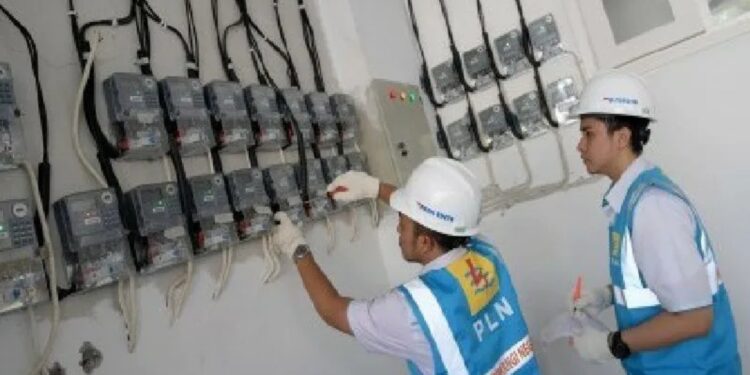 Ilustrasi - Petugas PT PLN (Persero) sedang memasang daya listrik. (MASAPNEWS/ANT/HO-PLN)