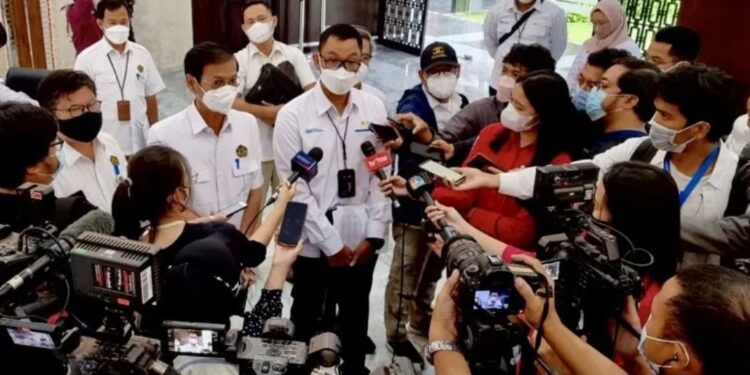 Arsip foto - Direktur Umum PT PLN (Persero) Darmawan Prasodjo memberi keterangan kepada media di Jakarta. (MASAPNEWS/ANT/HO-Korporat PLN)