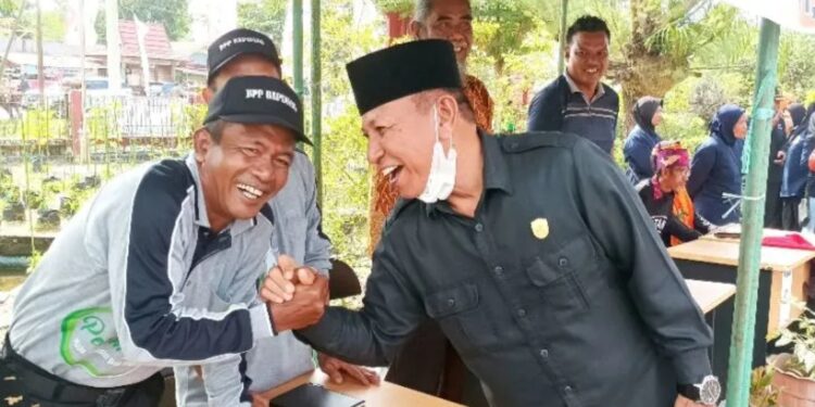 Wakil Ketua I DPRD Kabupaten Kotawaringin Timur Rudianur mengalami satu per satu petani peserta cerdas cermat puncak puncak peringatan Hari Krida Pertanian ke-50 di kantor Dinas Pertanian Kotawaringin Timur, Senin (13/6/2022). (MASAPNEWS/ANT)