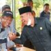 Wakil Ketua I DPRD Kabupaten Kotawaringin Timur Rudianur mengalami satu per satu petani peserta cerdas cermat puncak puncak peringatan Hari Krida Pertanian ke-50 di kantor Dinas Pertanian Kotawaringin Timur, Senin (13/6/2022). (MASAPNEWS/ANT)