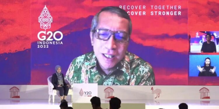 Tangkapan layar - Co-Sherpa G20 Indonesia Dian Triansyah Djani berbicara dalam diskusi panel Y20 “Diversity and Inclusion in the G20—Opportunities for Policy Reform” yang berlangsung secara hibrida dari Manokwari, Papua Barat, Sabtu (18/6/2022). (MASAPNEWS/ANT)