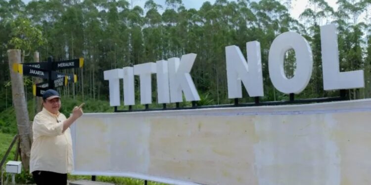 Menteri Koordinator Bidang Perekonomian Airlangga Hartarto saat meninjau Titik Nol di Ibu Kota Nusantara, Kalimantan Timur, Sabtu (18/6/2022). (MASAPNEWS/ANT/HO-Kemenko Perekonomian)
