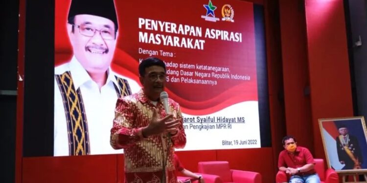 Ketua Badan Pengkajian Majelis Permusyawaratan Rakyat (MPR) RI Djarot Syaiful Hidayat saat dialog Kajian terhadap sistem ketatanegaraan UUD 1945 dan Pelaksanaannya di Perpustakaan Bung Karno, Kota Blitar, Minggu (19/6/2022). (MASAPNEWS/ANT/HO-MPR RI)
