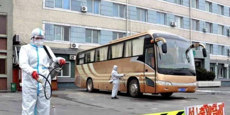 Arsip - Relawan melakukan menyemprotkan disinfektan di Pyongyang, Korea Utara, dalam gambar yang dirilis Kantor Berita Pusat Korea (KCNA), 4 Maret 2020. (MASAPNEWS/ANT/KCNA via Reuters)