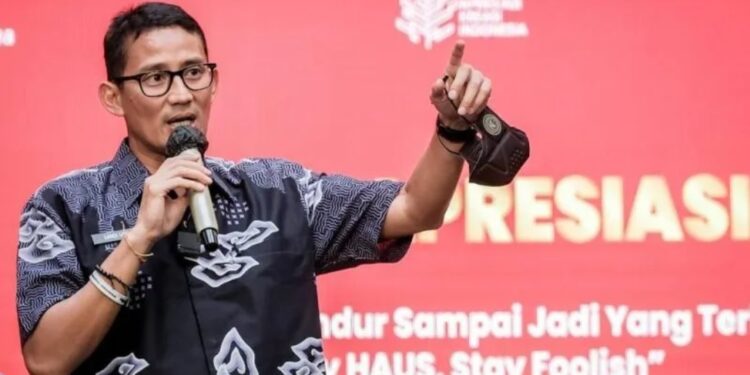 Menteri Pariwisata dan Ekonomi Kreatif Sandiaga Uno di Grage City dalam Apresiasi Kreasi Indonesia (AKI) 2022 di Mal Cirebon, Cirebon, Jawa Barat, Minggu (19/06/2022). (MASAPNEWS/ANT/HO-Kemenparekraf)