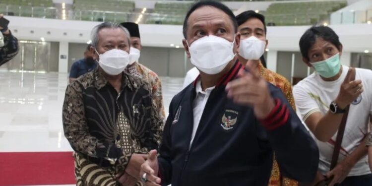 Menteri Pemuda dan Olahraga Zainudin Amali (depan) didampingi Wali Kota Surakarta Gibran Rakabuming Raka (kanan) dan Rektor UMS Sofyan Anif (kiri) saat meninjau persiapan arena Barminton APG 2022 di Edutorium UMS di Solo, Senin (20/6/2022). (MASAPNEWS/ANT)