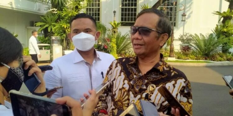 Menteri Koordinator Politik, Hukum dan Keamanan (Menkopolhukam) Mahfud MD di lingkungan Istana Kepresidenan Jakarta pada Senin (20/6/2022). (MASAPNEWS/ANT)