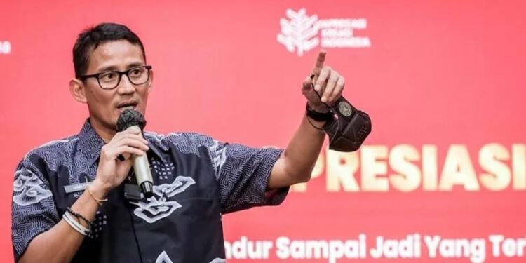 Menteri Pariwisata dan Ekonomi Kreatif Sandiaga Uno di Grage City dalam Apresiasi Kreasi Indonesia (AKI) 2022 di Mal Cirebon, Cirebon, Jawa Barat, Minggu (19/6/2022). (MASAPNEWS/ANT/HO-Kemenparekraf)