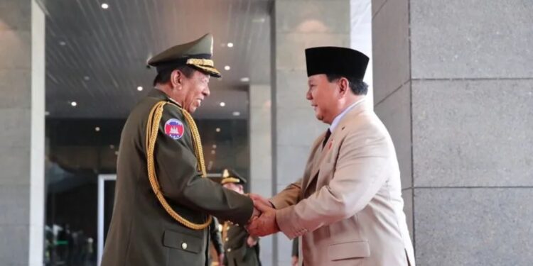 Menteri Pertahanan (Menhan) Republik Indonesia Prabowo Subianto saat menemui Wakil Perdana Menteri (PM) sekaligus Menhan Kamboja H. E. General Samdech Pichey Sena Tea Banh, di Kementerian Pertahanan Kamboja, Phnom Penh, Kamboja, Selasa (21/6/2022). (MASAPNEWS/ANT/HO-Tim Media Prabowo)