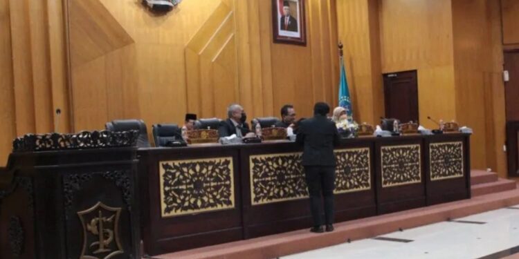 Anggota Fraksi Partai Solidaritas Indonesia (PSI) DPRD Surabaya William Wirakusuma menyerahkan pemandangan umum (PU) fraksi saat rapat paripurna di Gedung DPRD Surabaya, Jatim, Selasa (21/6/2022). (MASAPNEWS/ANT/HO-PSI Surabaya)