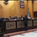 Anggota Fraksi Partai Solidaritas Indonesia (PSI) DPRD Surabaya William Wirakusuma menyerahkan pemandangan umum (PU) fraksi saat rapat paripurna di Gedung DPRD Surabaya, Jatim, Selasa (21/6/2022). (MASAPNEWS/ANT/HO-PSI Surabaya)