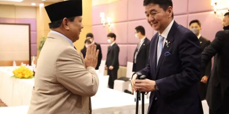 Menteri Pertahanan (Menhan) RI Prabowo Subianto (kiri) saat menemui Menteri Pertahanan Jepang Kishi Nobuo (kanan) di Phnom Penh, Kamboja, Selasa (21/6/2022). (MASAPNEWS/ANT/HO-Tim Media Prabowo)