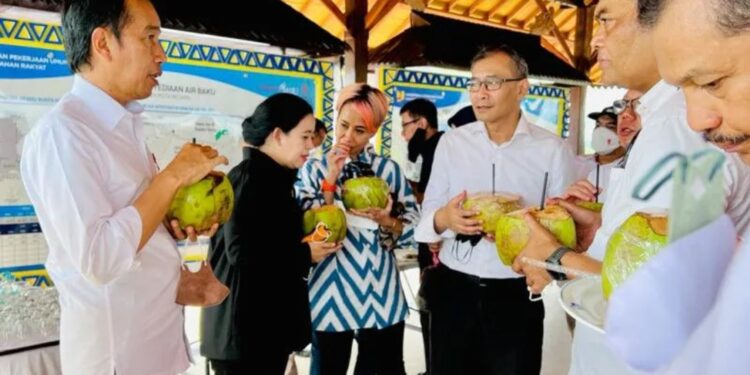Presiden Joko Widodo, Ketua DPR Puan Maharani dan para pemimpin redaksi media massa menikmati air kelapa muda di Bendungan Sepaku Semoi, Penajam Paser Utara, Kalimantan Timur, setelah meninjau infrastruktur penyedia air baku di ibu kota baru tersebut, Rabu (22/6/2022). (MASAPNEWS/ANT/HO-Biro Pers Sekretariat Presiden)