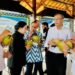 Presiden Joko Widodo, Ketua DPR Puan Maharani dan para pemimpin redaksi media massa menikmati air kelapa muda di Bendungan Sepaku Semoi, Penajam Paser Utara, Kalimantan Timur, setelah meninjau infrastruktur penyedia air baku di ibu kota baru tersebut, Rabu (22/6/2022). (MASAPNEWS/ANT/HO-Biro Pers Sekretariat Presiden)
